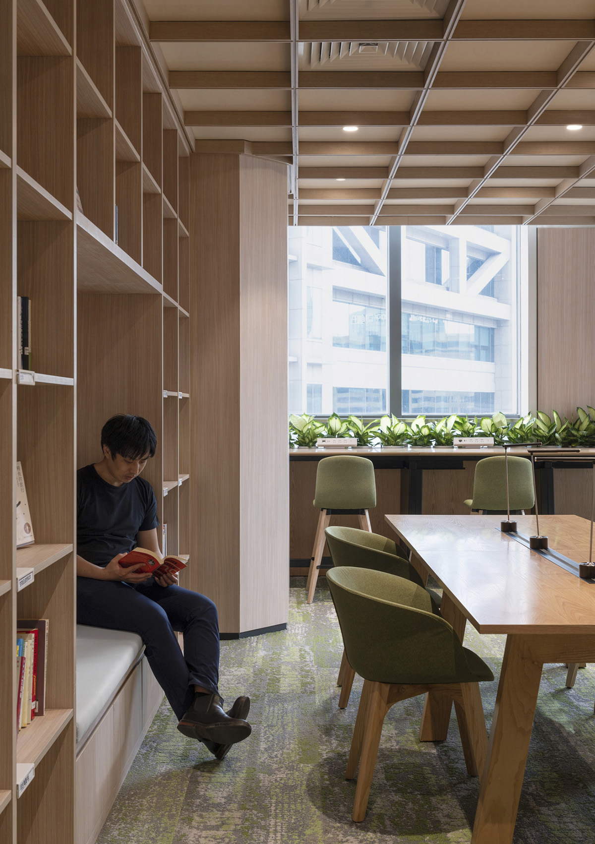 多元、容纳的渣打银行上海总部办公室装修设计(图9)